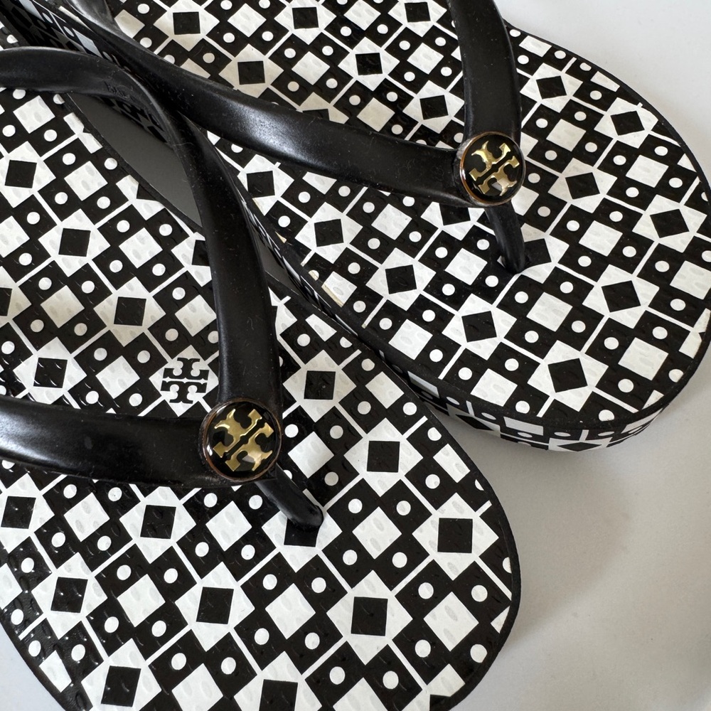 Tory Burch Thandie Wedge Geometric Black and White Sandals Size 7 NEW
